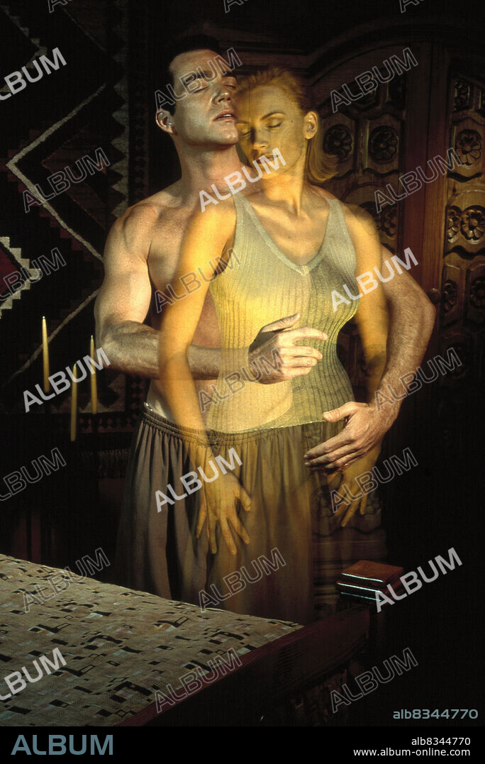 JON TENNEY et NATASHA HENSTRIDGE dans AU-DELÀ DU RÉEL - L'AVENTURE CONTINUE, 1995 (THE OUTER LIMITS), réalisé par ALLAN EASTMAN et MICHAEL ROBINSON. Copyright ALLIANCE ATLANTIS COMMUNICATIONS.