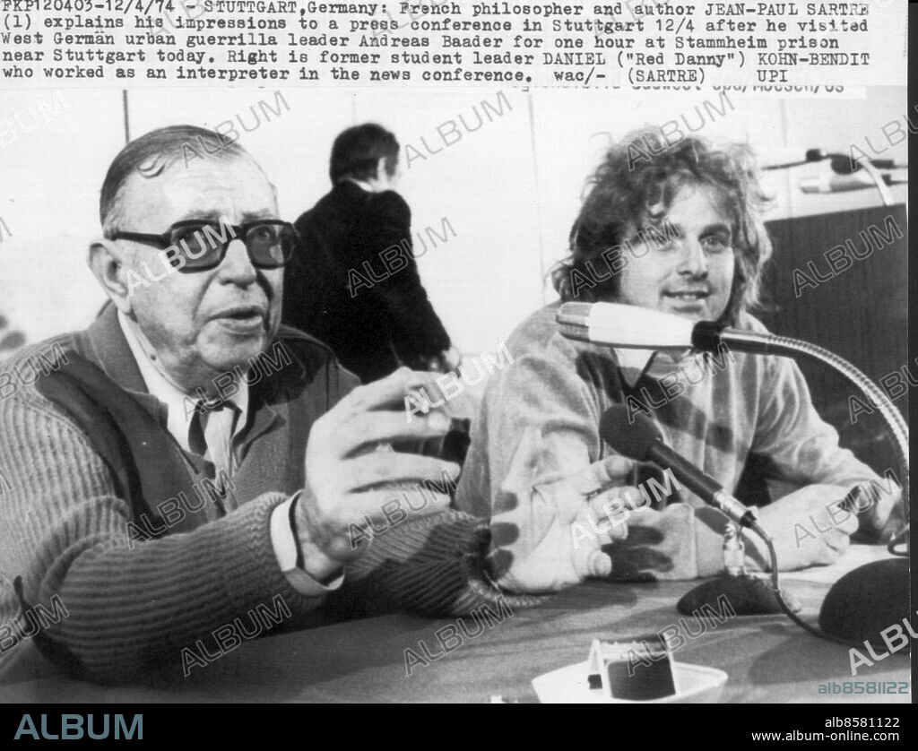 Stuttgart 1974-04-12. Jean-Paul Sartre, Daniel "Red Danny" Kohn-Bendit vid en presskonferens efter mötet med Andreas Baader i Stammheimfängelset.. COPYRIGHT PRESSENS BILD Foto UPI Code: 450.