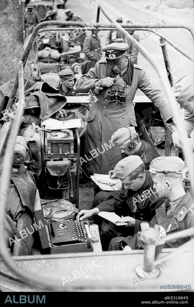 Puesto de mando del general Gudérian durante la segunda guerra mundial con una máquina Enigma de tres rotores y sus operadores. En primer plano: un hombre para presionar las teclas, otro para escribir el texto cifrado, un operador de radio para enviarlo y un oficial para monitorear el tres operadores.