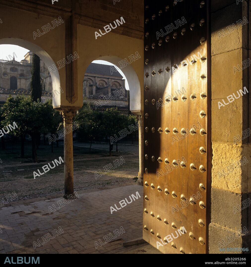 MEZQUITA DE CORDOBA. PUERTA DE ACCESO Y PATIO DE LOS NARANJOS DE LA MEZQUITA.  CORDOBA, ESPAÑA.