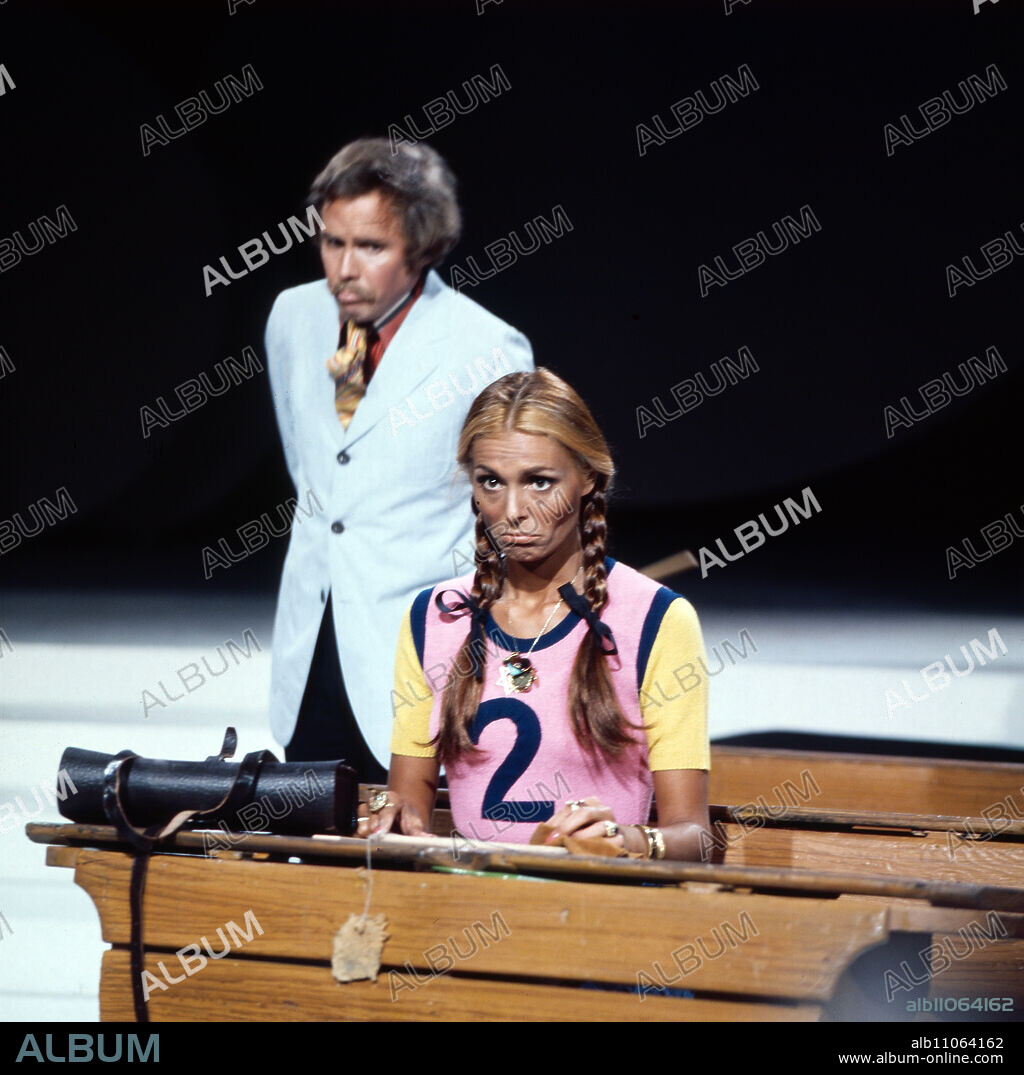 Hallo Peter, personality entertainment show with Peter Kraus and guests, Germany 1975, Participants: Daliah Lavi in a school scene.