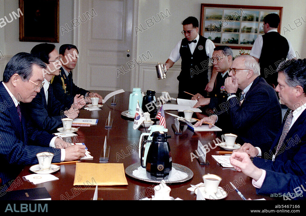 U.S. Secretary of Defense Les Aspin, (seated right center) hosts a meeting with Republic of Korea Foreign Minister Han Sung Joo (seated opposite Secretary Aspin).