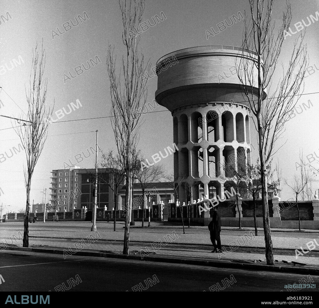 DEPOSITO DE AGUA DEL CANAL DE ISABEL II EN LA PLAZA DE CASTILLA - FOTOGRAFIA EN BLANCO Y NEGRO - AÑOS 60.