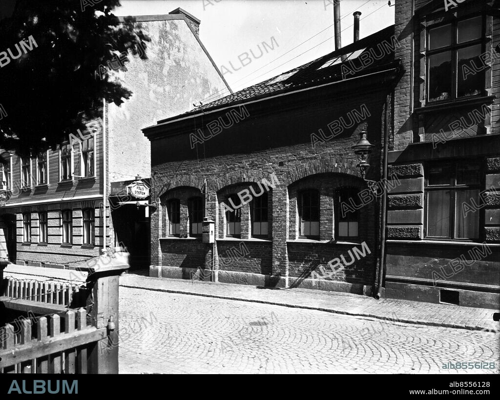 Göteborg omkring 1915. Bygganden från 1866 Östra Skansgatan 22 i Haga som en gång var polishus och Kronans Ångbageri. *** Local Caption *** . *.