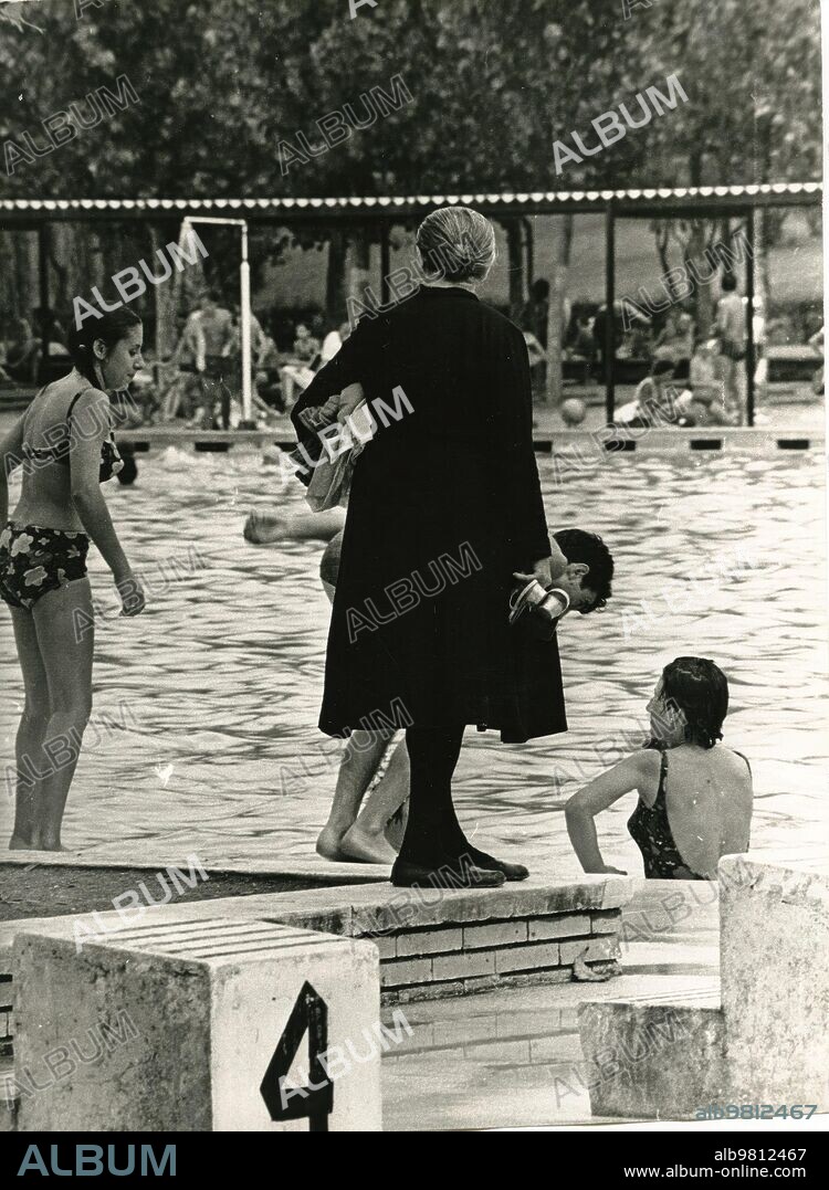 Madrid, 1968. Bañistas en el Parque Sindical. La piscina grande del complejo deportivo del Parque Sindical, en Puerta de Hierro. Sus 12.000 metros cúbicos la convirtieron en su día en la piscina más grande de Europa.
