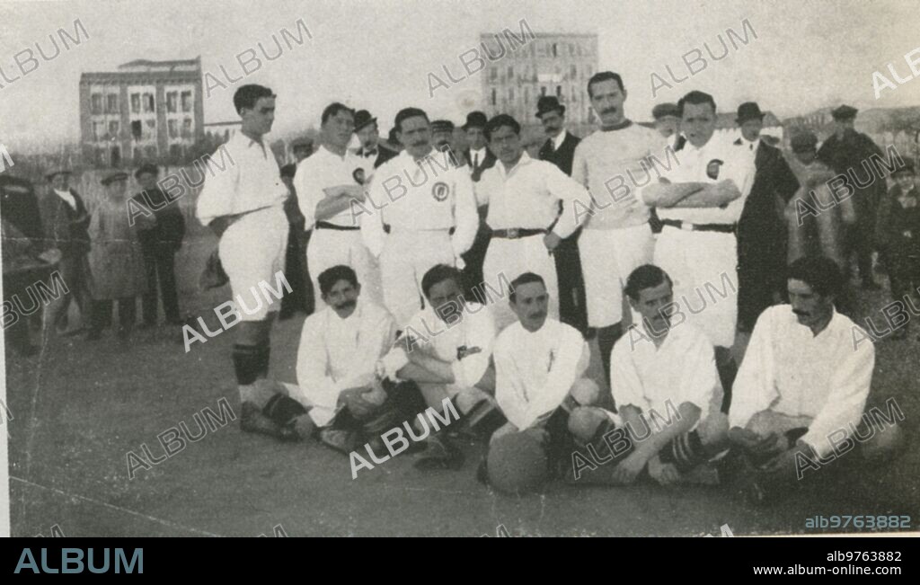 1909.- este equipo del Madrid, Integrado por Bernardo Meléndez, manolo Prast, José Angel Berraondo, Federico revuelto y Román (en Pie), y perico Parages, Julián Ruete, Neyra, Lafora y Buyulla, forma en el viejo segundo Campo. Detrás Y "de Paisano", Aparecen Varela de Seijas, Yarza, Normand, Adolfo Meléndez y Riva-Herrera.