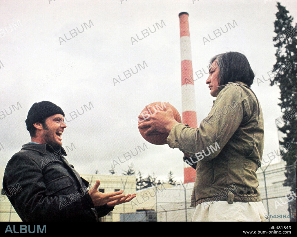 JACK NICHOLSON y WILL SAMPSON en ALGUIEN VOLÓ SOBRE EL NIDO DEL CUCO, 1975 (ONE FLEW OVER THE CUCKOO'S NEST), dirigida por MILOS FORMAN. Copyright UNITED ARTISTS.