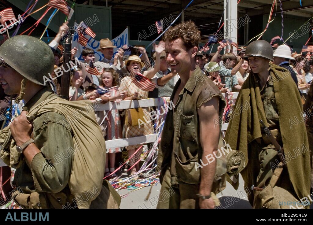 JACOB PITTS, JAMES BADGE DALE and KEITH NOBBS in THE PACIFIC, 2010, directed by CARL FRANKLIN, DAVID NUTTER, JEREMY PODESWA and TIMOTHY VAN PATTEN. Copyright DREAMWORKS SKG/HBO FILMS/PLAYTONE / JAMES, DAVID.