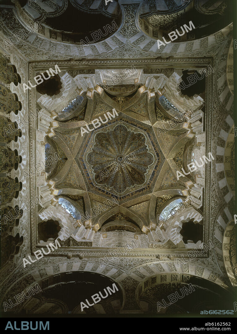 CUPULA CENTRAL DE LA MAQSURA - AMPLIACION DE AL-HAKAM II 962/966 - CUPULA DE LA QUIBLA.