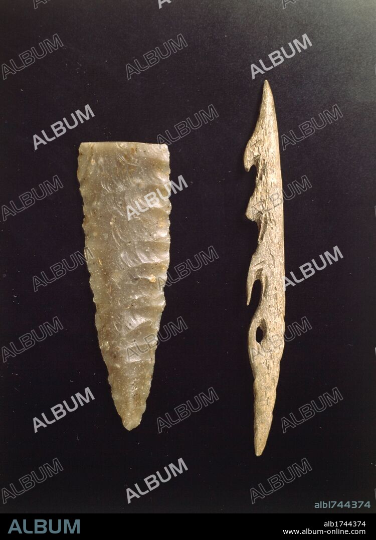 Madrid, M.A.N. Arte prehistórico. Izquierda: hoja de Laurel Solutrense de las terrazas del Manzanares. Paleolítico Superior, cuando se revoluciona el procedimiento de la talla con el retoque plano. Figura de la derecha: Arpon Magdaleniense con una sola hilera de dientes del Castillo (Santander), de nuevo usando el toque abrupto.
