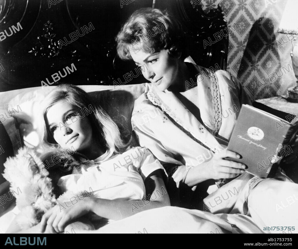 OLIVIA DE HAVILLAND and YVETTE MIMIEUX in LIGHT IN THE PIAZZA, 1962, directed by GUY GREEN. Copyright M.G.M.