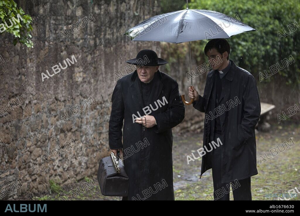 ANTHONY HOPKINS and COLIN O'DONOGHUE in THE RITE, 2011, directed by MIKAEL HAFSTROM. Copyright NEW LINE CINEMA / ENDRENYI, EGON.