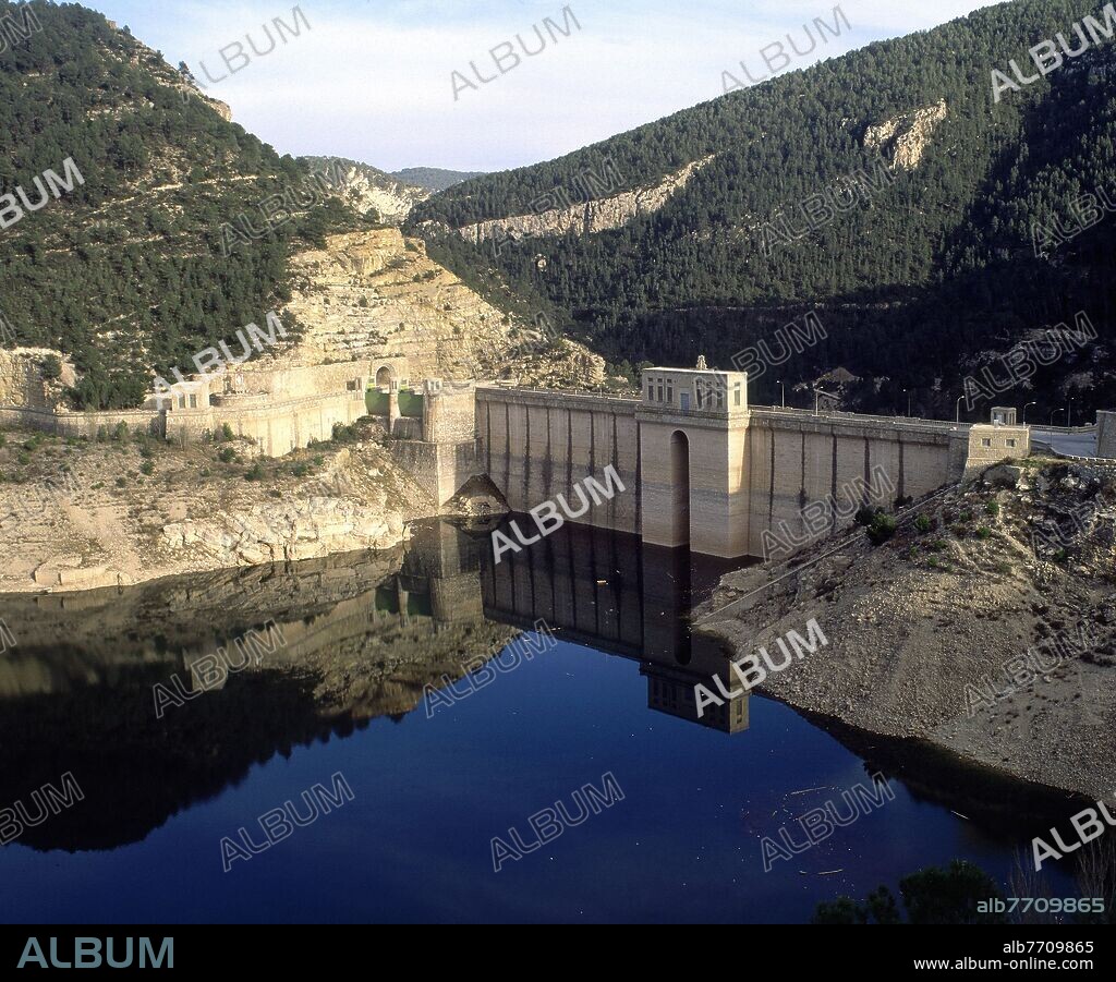 PRESA Y EMBALSE DEL GENERALISIMO.