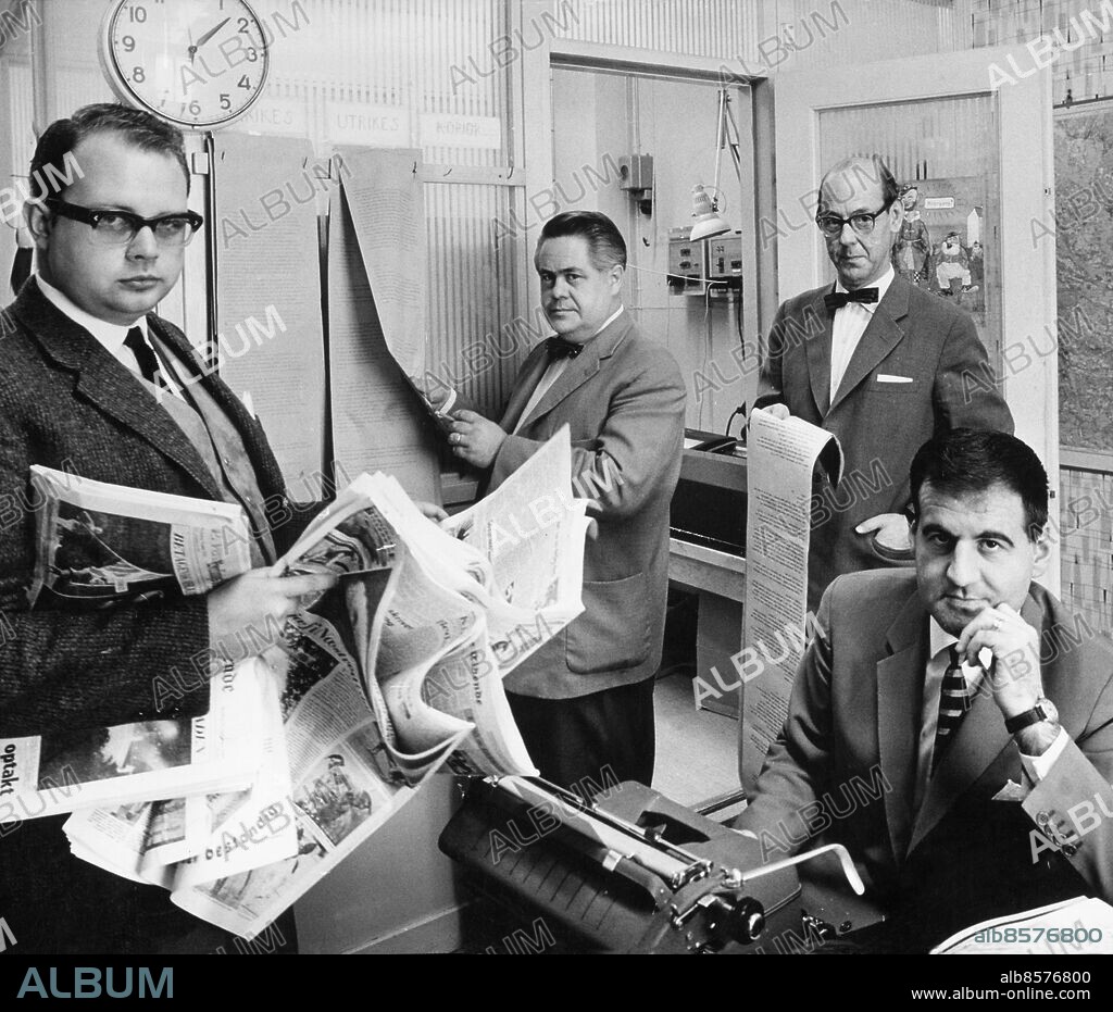 STOCKHOLM 1960-09.. Orig. bildtext... CENTRALREDAKTIONEN Röhl, Isaksson, Per Persson, Åke Söderqvist september 1960. Anm. Se även BBS652 Journalister Teleprintrar Fluga Ö347 CD477 persons: WILHELM RÖHL;BO ISAKSSON;PER PERSSON;ÅKE SÖDERQVIST sites: STOCKHOLM;SVERIGE.