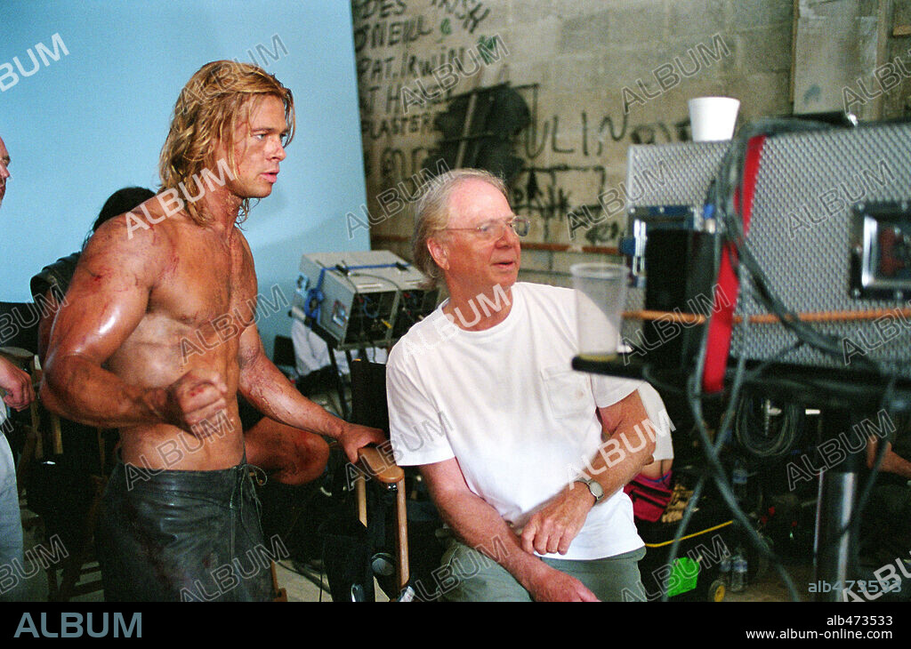 BRAD PITT und WOLFGANG PETERSEN in TROY, 2004, unter der Regie von WOLFGANG PETERSEN. Copyright WARNER BROS.