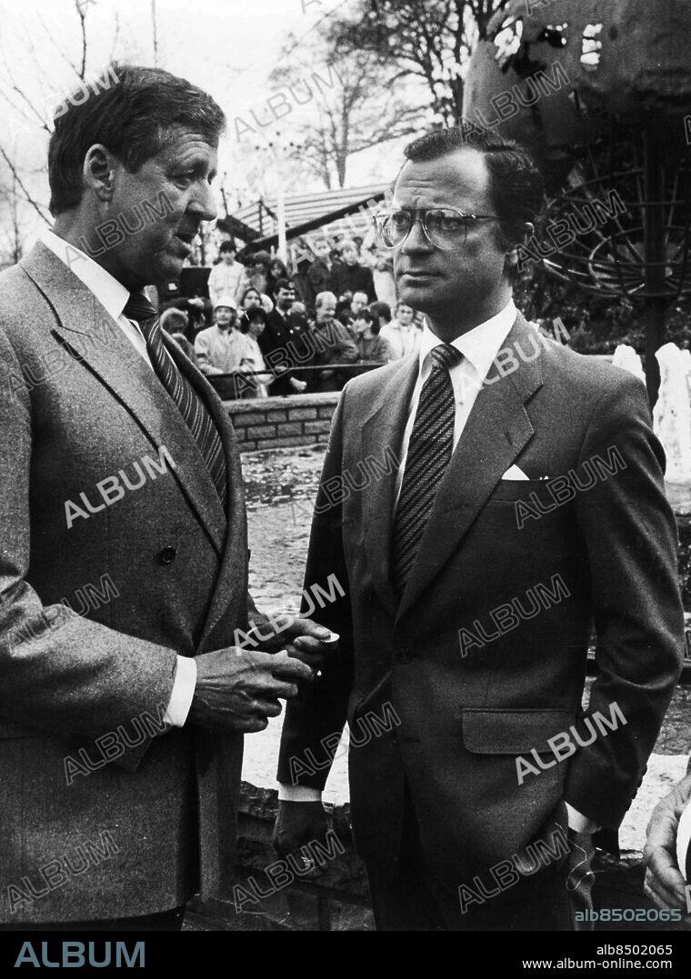GÖTEBORG 1984-05-02.. Två gånger fick kung Carl XVI Gustaf kasta en slant i fontänen innan fotograferna var nöjda - andra gången bjöd Lisebergschefen Boo Kinntorph. *** Local Caption *** GP Foto: Ingvar Svensson / Kamerareportage / TT / Kod: 2524.