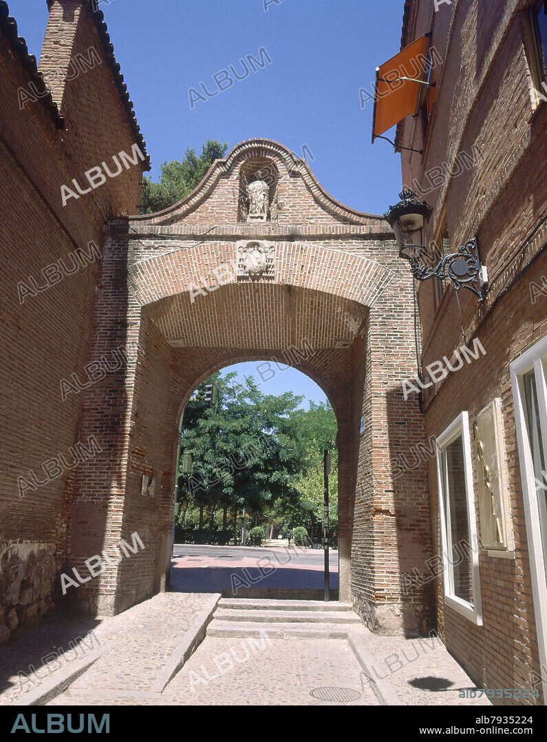 PUERTA O ARCO DE  SAN BERNARDO CON IMAGEN DE SAN BERNARDO Y ESCUDO DEL CARDENAL SANDOVAL Y ROJAS - S XVII.
