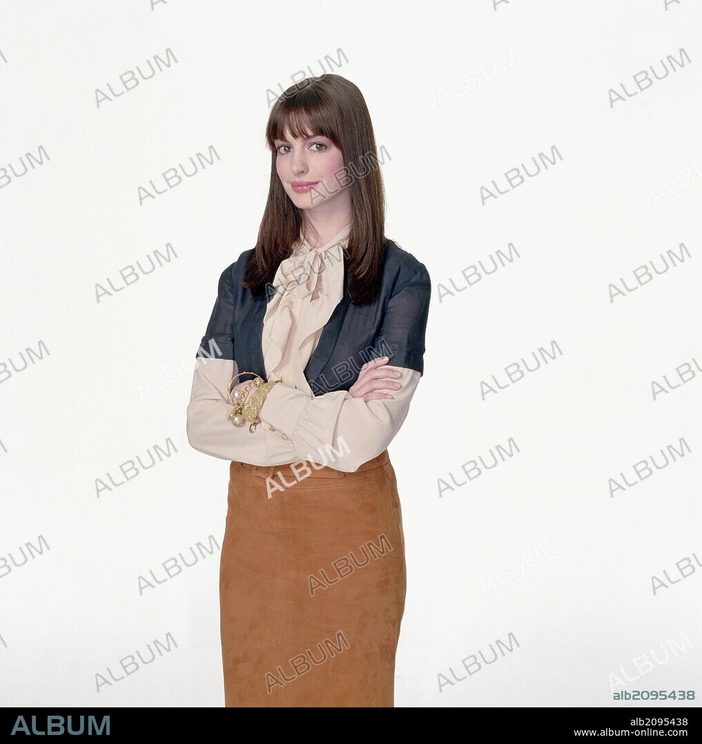 ANNE HATHAWAY in THE DEVIL WEARS PRADA, 2006, directed by DAVID FRANKEL. Copyright 20TH CENTURY FOX.