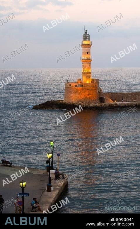 Griechenland, Kreta, Chania, Leuchtturm am Venezianische Hafen.