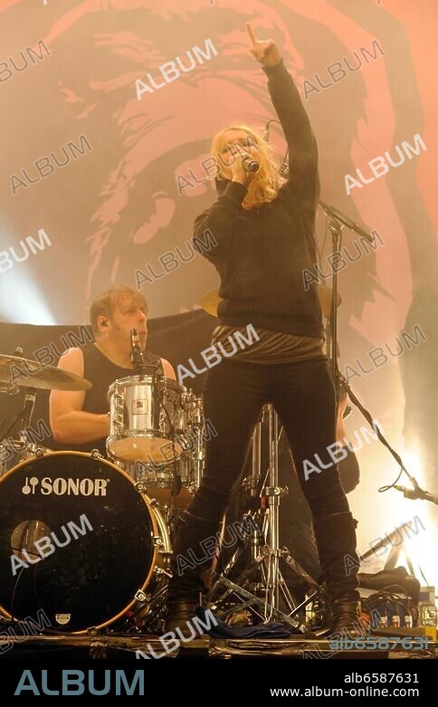 Guano Apes mit Saengerin Sandra Nasic beim Reload Festival 2012 in Sulingen vom 15.06. bis 17.06.2012. ||KEINE PERSOENLICHKEITSRECHTE VORHANDEN, NUR FUER REDAKTIONELLE VERWENDUNG, KEINE WERBUNG. KEINE.
