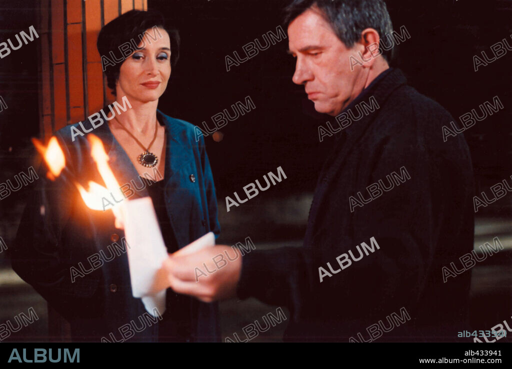 ANNE BROCHET and JERZY RADZIWLOWICZ in THE STORY OF MARIE AND JULIEN, 2003 (L' HISTOIRE DE MARIE ET JULIEN), directed by JACQUES RIVETTE. Copyright LES FILMS DU LOSANGE / JAMET, MOUNE.