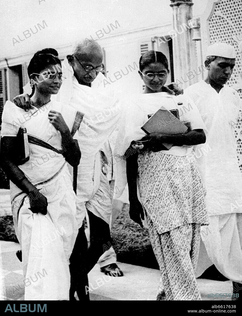 GANDHI CON SUS HIJAS.