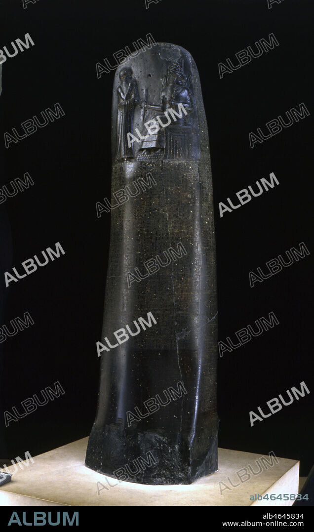 Code du roi Hammurabi ( Hammourabi ) de Babylone, en basalte. Règne de Hammurabi, 1792-1750 av. JC. Trouvé à Suse, au sud-ouest de l'Iran actuel, mais de provenance exacte indéterminée. A partir de 2100 av. JC. et à force d'invasions, les amorites, peuple sémite occidental, finissent par avoir raison des sumériens et des akkadiens, et deviendront les fondateurs du royaume de Larsa et de la première dynastie babylonienne. En souverain avisé, le 6ème monarque Hammurabi unifie les territoires d'Elam et de Mésopotamie, et se lance dans une politique de grands travaux et de réorganisation sociale. Il construit des temples, des canaux, et promulgue en 1760 av. JC. le fameux "Code de Hammurabi", qui à défaut d'être le plus ancien, est le recueil de lois antiques le plus complet et le plus organisé. Ses textes règlementaient les us et coutumes sumériens. Ils tentent d'apporter une solution à chaque question à résoudre et nous fournit une source précieuse de renseignements pour comprendre les problèmes de l'époque. La partie supérieure de la stèle comporte une scène gravée : voir kh 61302 bis. Le corps de la stèle porte le texte de lois: voir kh 61302 ter. Le code a été retrouvé brisé en trois morceaux, mais les conservateurs du Louvre ont réussi à le reconstituer dans son intégralité. Credit : Larrieu-Licorne/Kharbine-Tapabor.