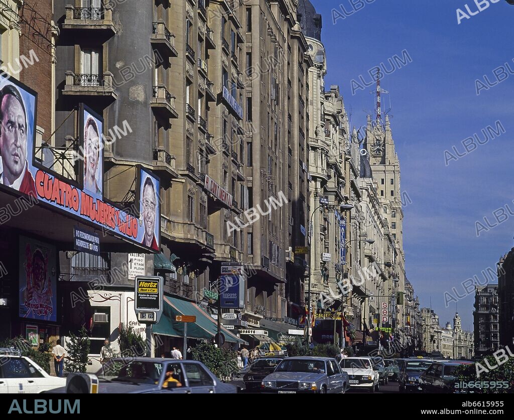 CALLE GRAN VIA VISTA DESDE LA PLAZA DE CALLAO A LA IZQUIERDA EL CINE PALACIO DE LA PRENSA CON LA PELICULA CUATRO MUJERES Y JULIO.