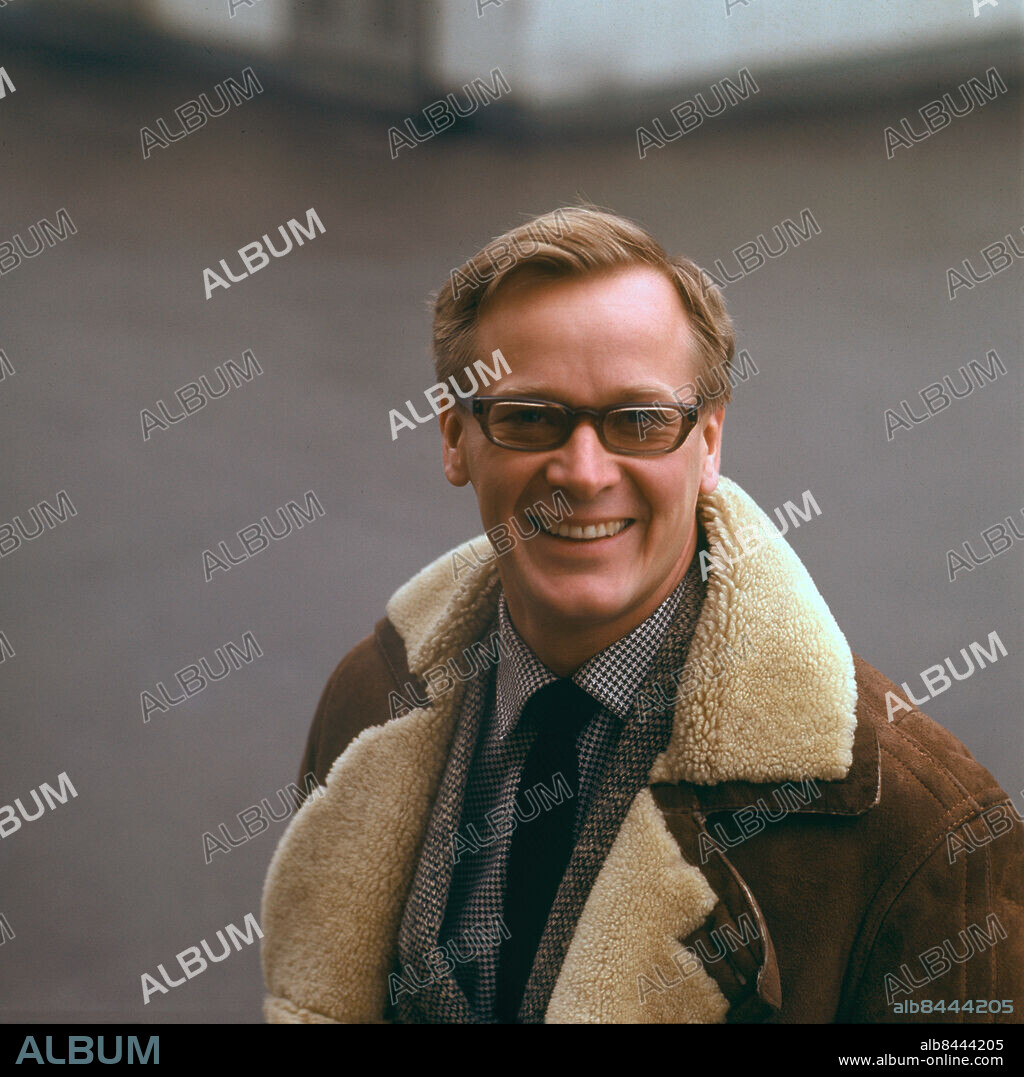 1966-11.. GÖSTA BERLING av Selma Lagerlöf. Dramatisering för radio av Olle Mattson. Gösta Berling - Jan Malmsjö Bild tagen för reportage i RiR 50/66. Mockajackor CD543 persons: JAN MALMSJÖ sites: SVERIGE.