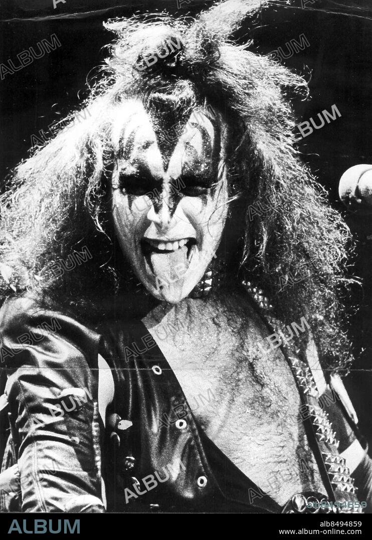 Göteborg 1976-05-25. Popgruppen Kiss bassist, Gene Simmons, och hans berömda tunga. *** Local Caption *** GT - Per Wissing. KAMERAREPORTAGE.