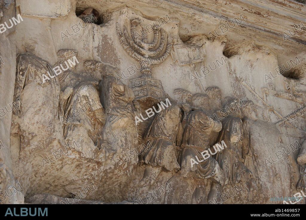 ARTE ROMANO. ITALIA ARCO DE TITO. Detalle del bajorrelieve del Arco de Tito (Foro de Roma) donde se narra el triunfo del emperador TIto tras sofocar la revuelta de Judea (año 67). Los soldados romanos con el "Memorah", candelabro de los siete brazos saqueado del templo de Jerusalén. Dinastia Flavia. Erigido después del año 81, en la época de Domiciano, en recuerdo de Vespasiano y Tito. Roma. Italia.