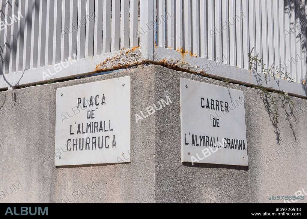 Palma de Mallorca, 23/03/2021. Cambio de nombre de calles en Palma que estaban incluidas en el censo de elementos franquistas. En la imagen, las placas de la Plaza de L'Almirall Churruca y de la calle de L'Almirall Gravina que pasarán a llamarse Plaza de Mateus Pruner y calle d'Angel i Duicert. Foto: Alberto Vera. ARCHDC.