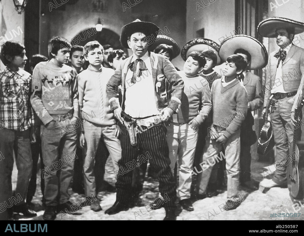 CANTINFLAS en EL PROFE, 1971, dirigida por MIGUEL M. DELGADO. Copyright POSA FILMS, S.A.