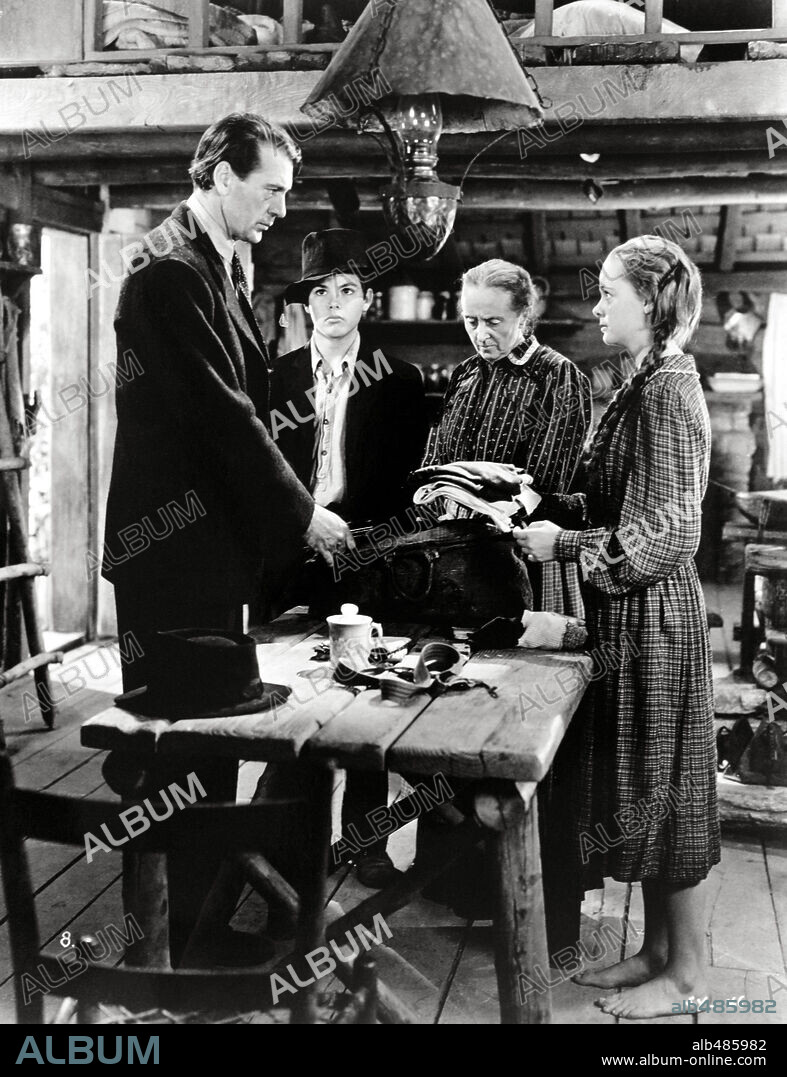 DICKIE MOORE, GARY COOPER, JUNE LOCKHART and MARGARET WYCHERLY in SERGEANT YORK, 1941, directed by HOWARD HAWKS. Copyright WARNER BROTHERS.