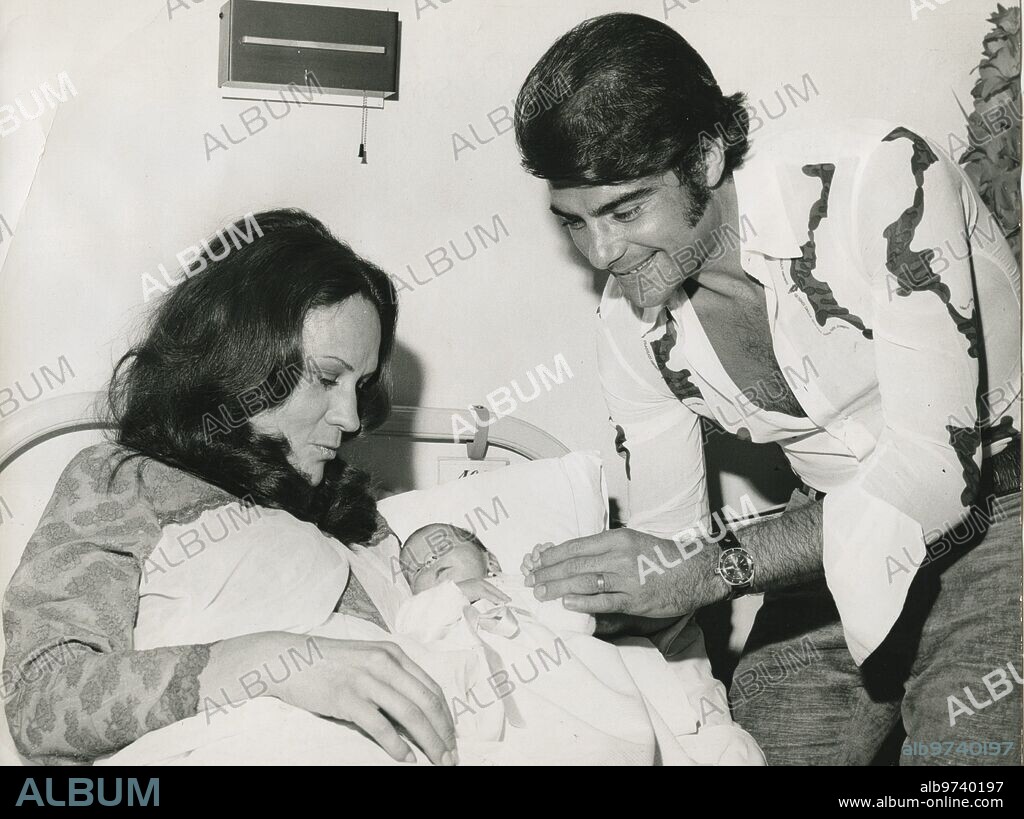 15 octubre 1970. Juan Luis Galiardo, padre de una niña. En la imagen, el actor con su esposa, Juana Perales, y la recién nacida.