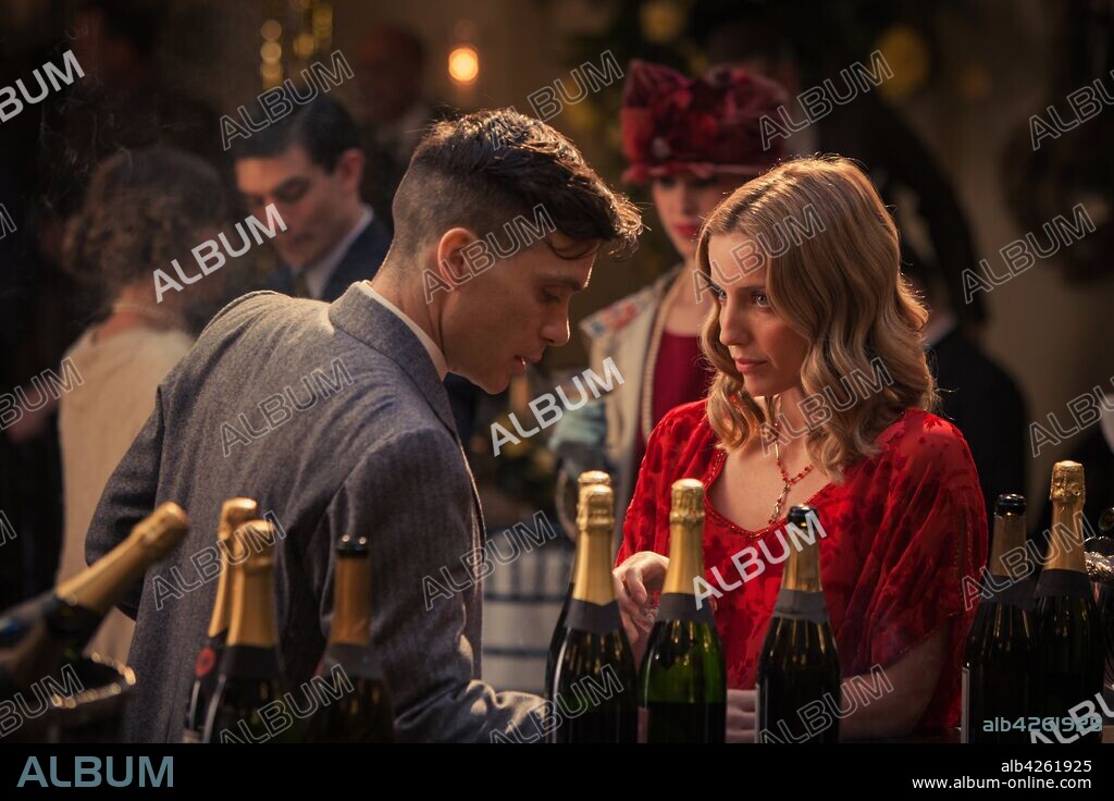 ANNABELLE WALLIS y CILLIAN MURPHY en PEAKY BLINDERS, 2013, dirigida por STEVEN KNIGHT. Copyright BRITISH BROADCASTING CORPORATION (bbc). Temporada 1 Episodio 3.