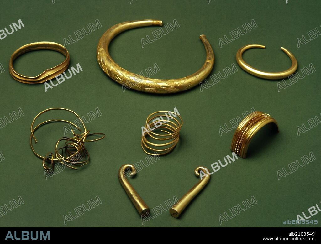 REPRODUCCION DE UN CONJUNTO DE PIEZAS DE ORO: TORQUES, PULSERA EN ESPIRAL Y OTRAS PIEZAS. BRONCE JOYERIA. (DEPOSITO: MUSEO ARQUEOLOGICO NACIONAL).