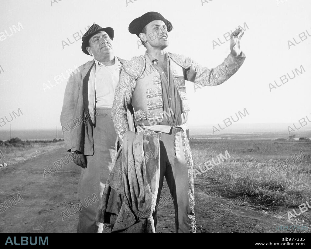 JOSE LUIS OZORES and JUAN CALVO in EL HOMBRE DEL PARAGUAS BLANCO, 1958. Copyright HESPERIA FILMS.