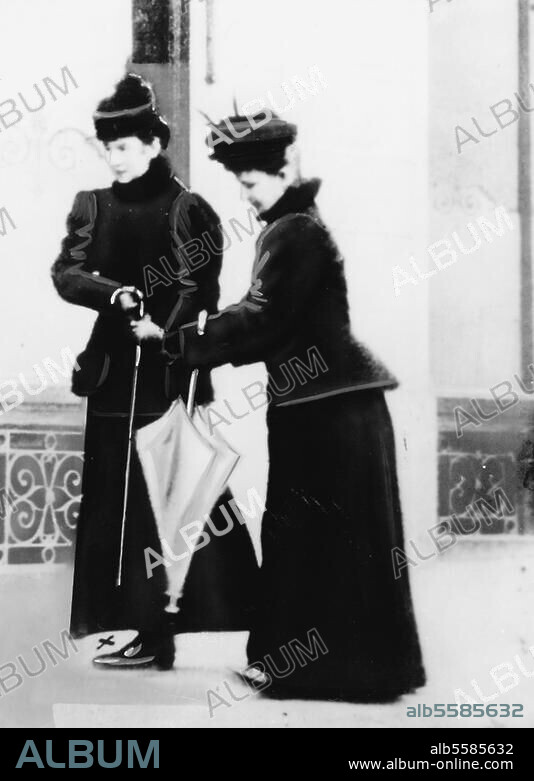 Elisabeth ; impératrice d'Autriche et reine de Hongrie, 1837-1898. L'impératrice Elisabeth (à g.) avec sa dame d'honneur la comtesse Irma Sztaray à Territet (près de Montreux, Suisse). Photo (retouchée), 8 septembre. 1898.
