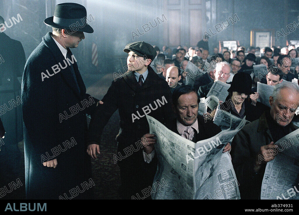 TOM HANKS and TYLER HOECHLIN in ROAD TO PERDITION, 2002, directed by SAM MENDES. Copyright DREAMWORKS PICTURES/TWENTIETH CENTURY FOX / DUHAMEL, FRANÇOIS.