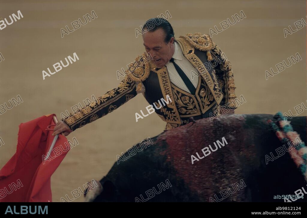 5 agosto 1998. Curro romero Lidiando el primer Toro de la tarde en el coliseo de la coruña.