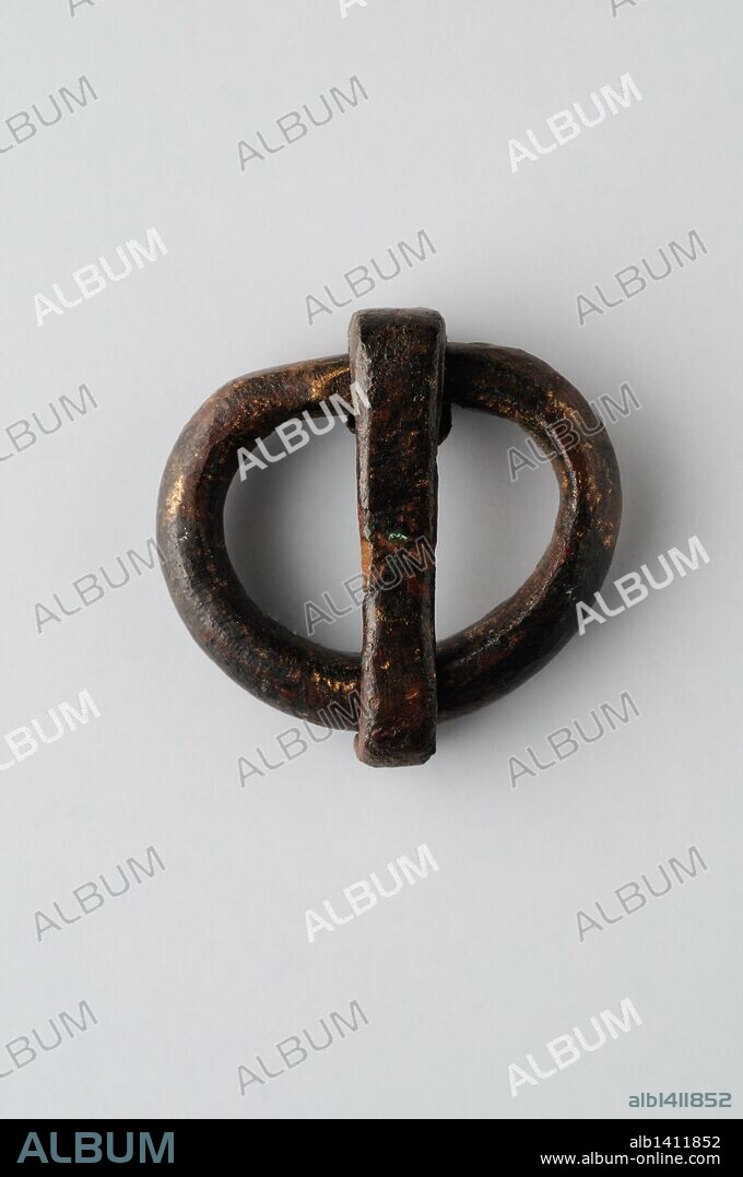 Hebilla de cinturón en bronce de forma peanular con anilla y vástago . 28 mm x 28 mm . (Siglo VI dc ) - Epoca Visigoda , procedente de la " Necrópolis de Afligidos " - Yacimiento arqueológico de Complutum en Alcalá de Henares ( Madrid ). ESPAÑA .