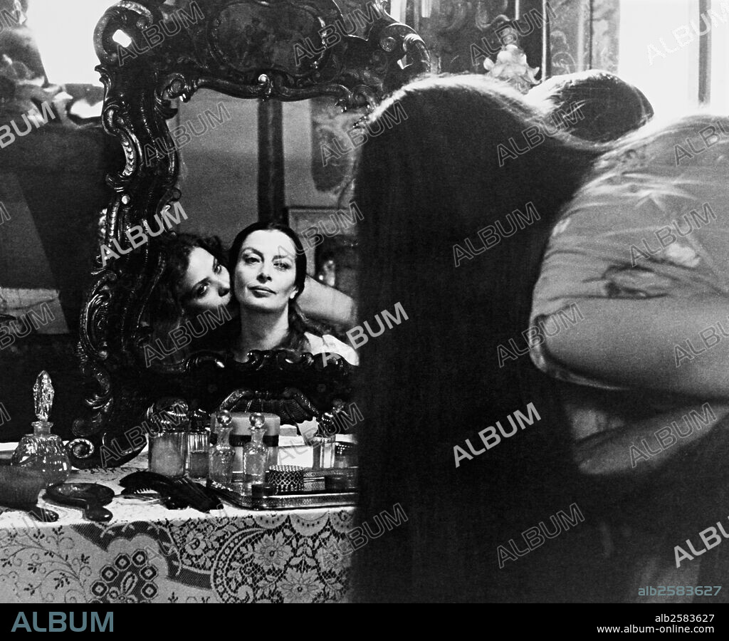 ORNELLA MUTI y capucine en RETRATO EN NEGRO DE LA BURGUESIA, 1978 (RITRATTO DI BORGHESIA IN NERO), dirigida por TONINO CERVI. Copyright MARS FILMS.