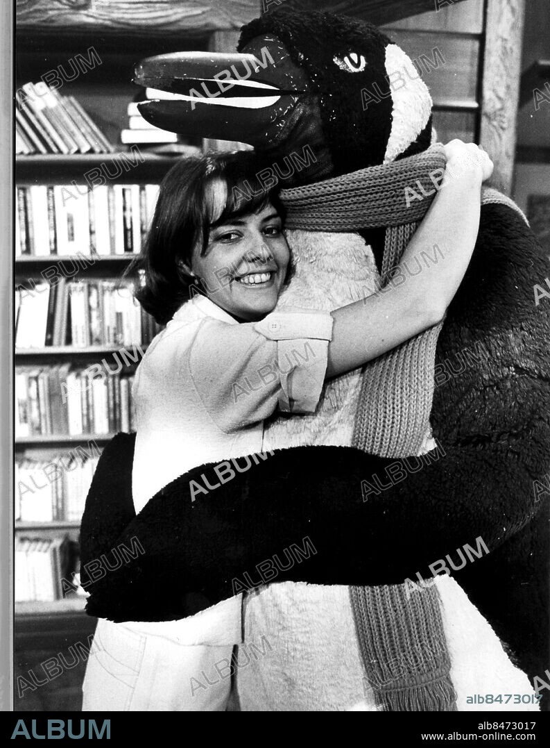 ©SCANPIX SWEDEN, 1975-05-02.. Lisette Schulman debuterar som programledare för Sveriges Magasin. Programmet startade sina skånesändingar från Malmö den 2 maj 1975. Hon kramas om efter premiären av Magasinets talande pingvin. Producenten för programmet, maken Allan Schulman, tyckte att hon dög.. Foto: Göran Strandberg / Skånereportage / TT / Kod: 37081.
