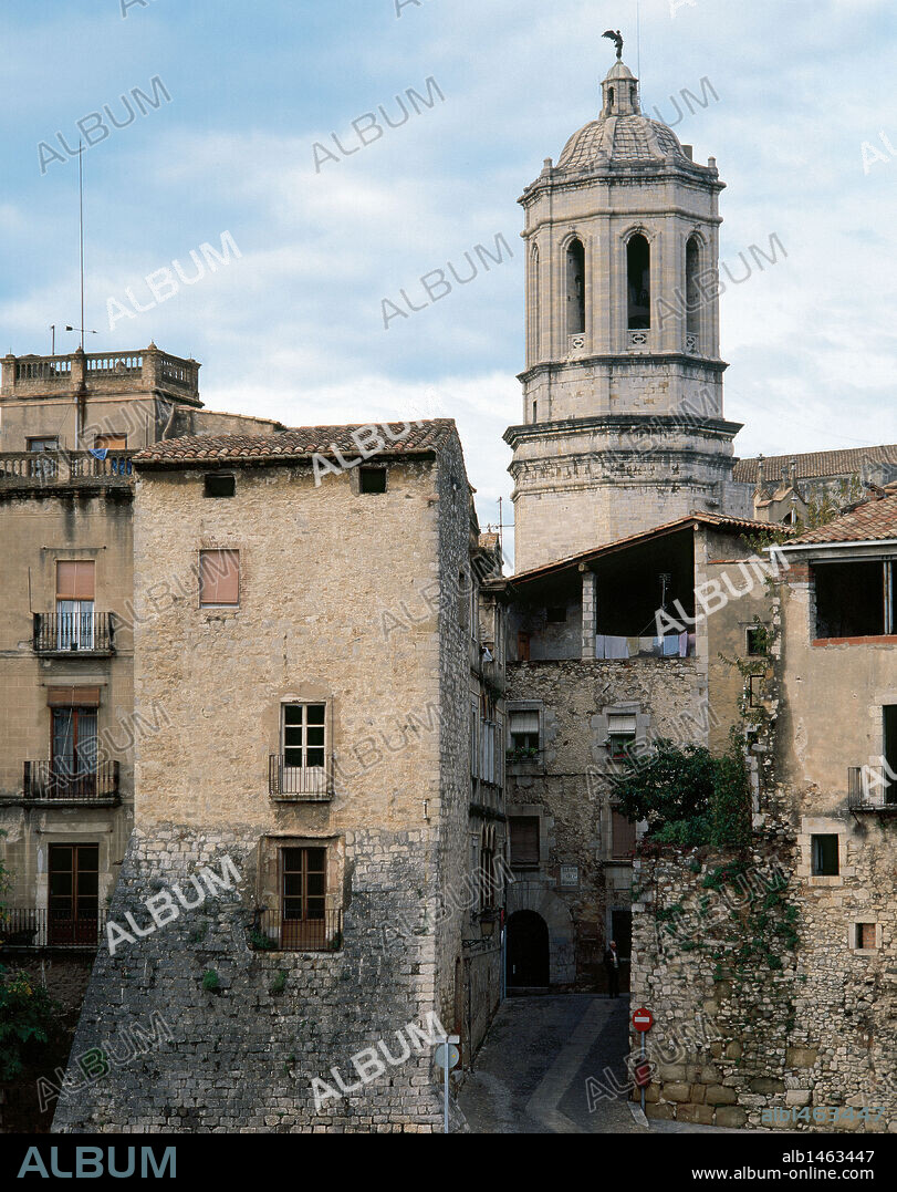 CATALUÑA. GIRONA. El Call o barrio judío, con la calle dels Alemanys y, al fondo, la torre de la catedral.