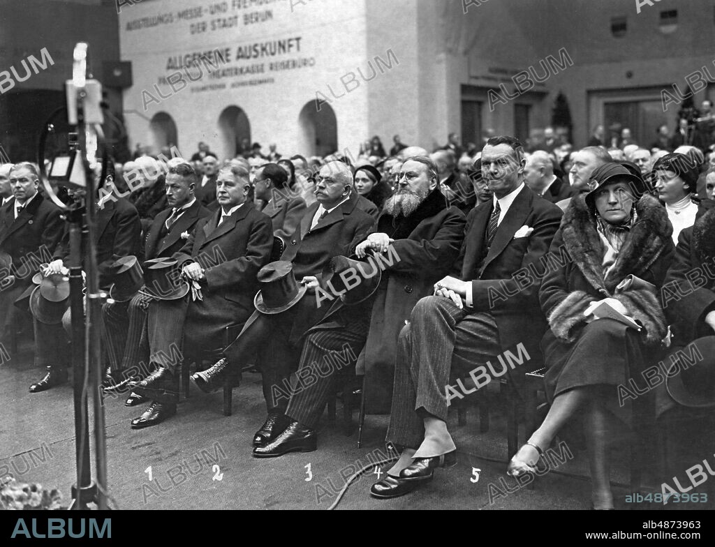 GERMANY BERLIN 1932-01-30. Orig. caption ... FOR THE OPENING OF THE 7TH GREEN WEEK IN BERLIN 33460 Some prominent guests. 1 Messeirektor Albert Wischek 2 Reichswehr- u.Reichsinnenminister DR. Groener 3 Reichsernährungsmin. Dr.Schiele 4 of the Prussian Minister of Agriculture Dr.Steiger 5 of the Berlin Mayor Dr.Sahm. Photo: Photothek / AB Text & Bilder / SVT / Code: 5600 Folder: The exhibition "Grüne Woche" in Berlin - Jan 4630 In a row Spectators Agricultural exhibitions Damascus persons: MARTIN SCHIELE; ALBERT WISCHEK; WILHELM GROENER; HEINRICH STEIGER; HEINRICHL SAHM sites: ;GERMANY.