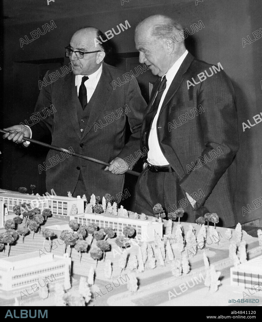 HEISENBERG , WERNER KARL. PREMIO NOBEL DE FISICA , AÑO 1932. VISITANDO MADRID EN EL AÑO 1969.. EN LA FOTO JUNTO A OTERO NAVASCUES EN EL CENTRO DE ENERGIA NUCLEAR.