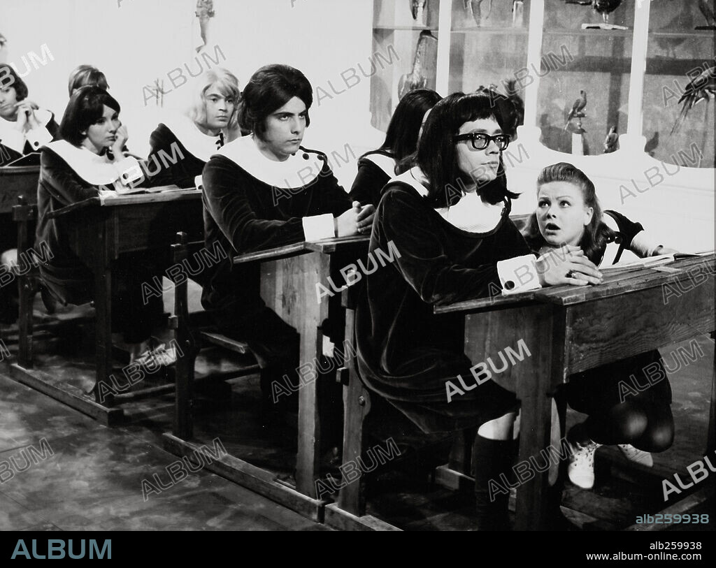 LOS BRAVOS en LOS CHICOS CON LAS CHICAS, 1967, dirigida por JAVIER AGUIRRE. Copyright ESTUDIOS MORO.