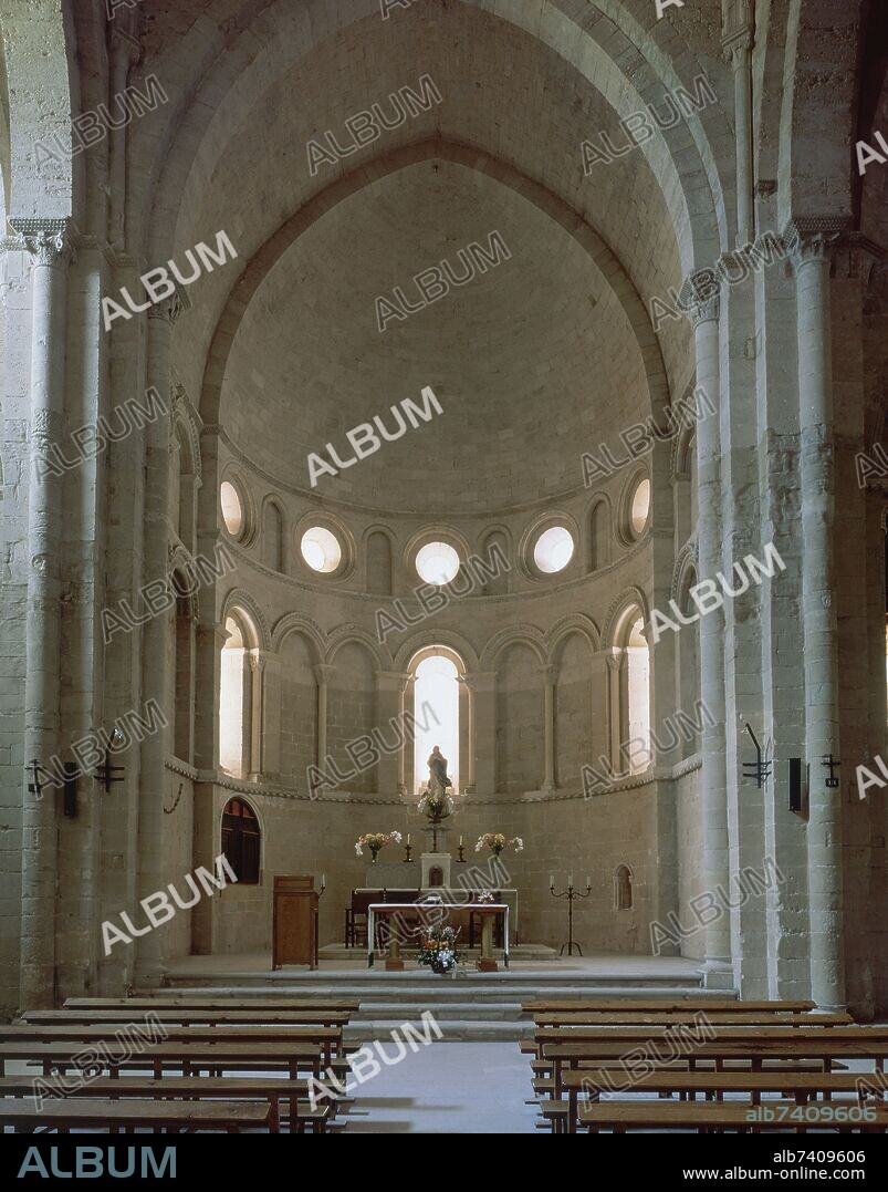 IGLESIA-CABECERA CON EL ALTAR Y OJOS DE BUEY EN LOS MUROS-.