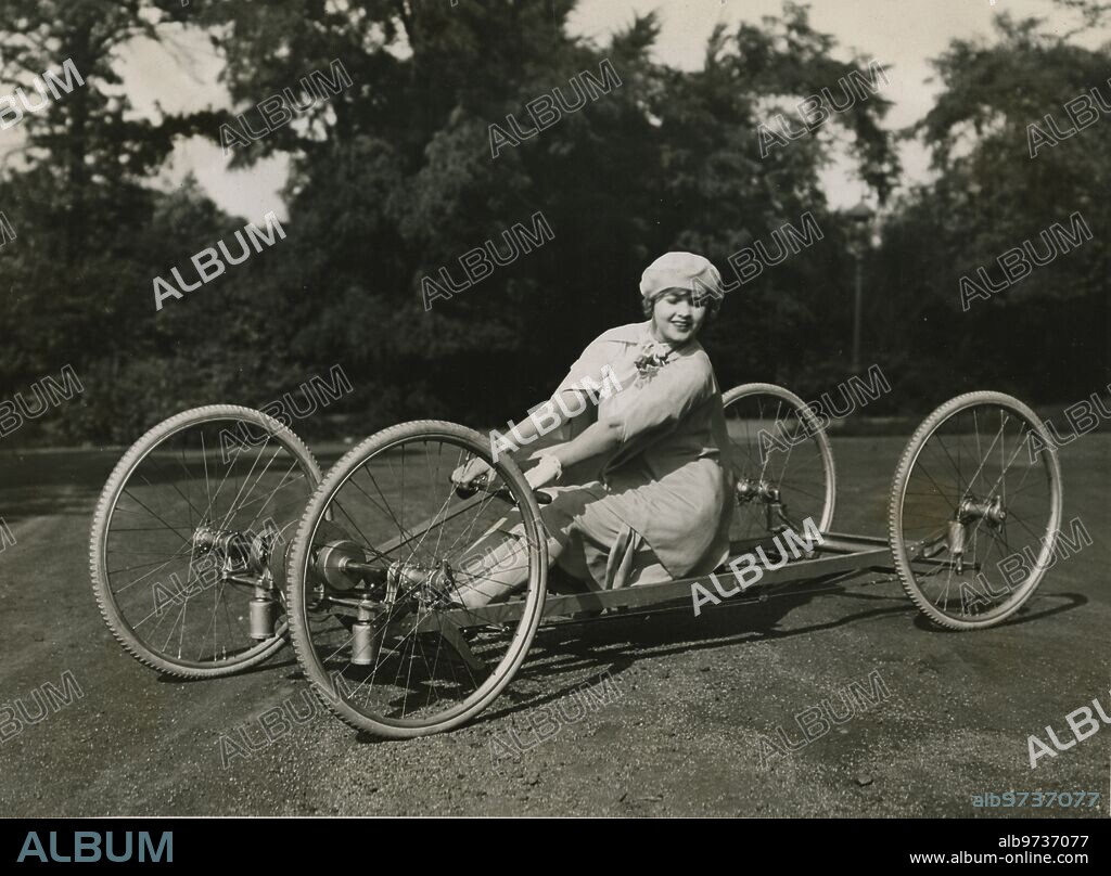 New York, September 1926. A cycling novelty. The land skiff, the latest innovation in the bicycle. It moves thanks to a lever like the one used in some carts used on railway lines and reaches a speed of 20 miles per hour, that is, more than 30 kilometers per hour.